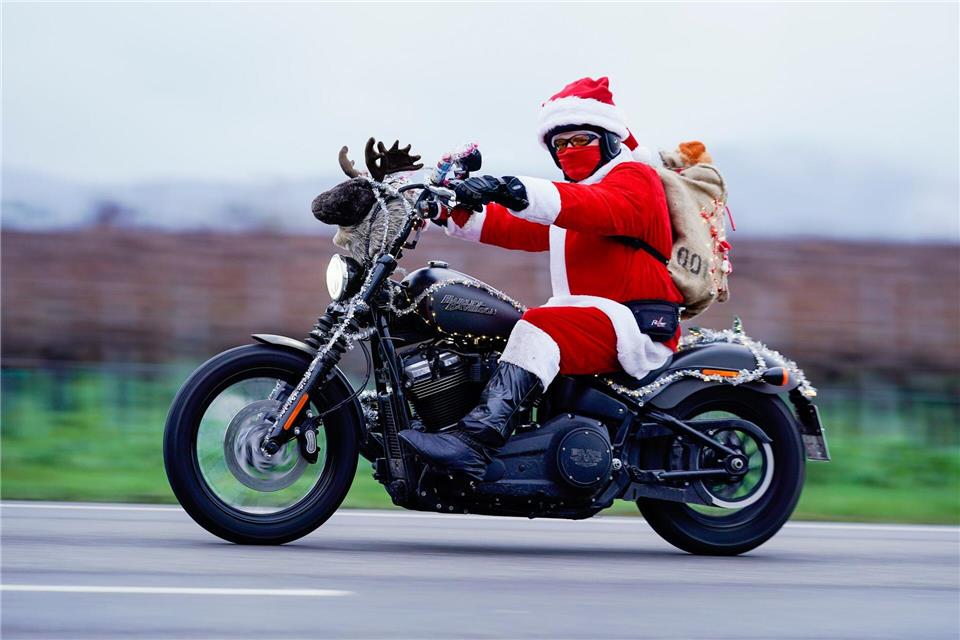 Die „Rentiere“ der Riding Santas haben Räder. (Archivbild)Uwe Anspach/dpa