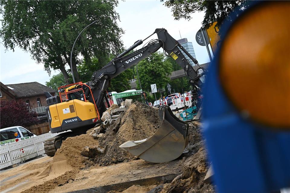 Die Reparaturarbeiten in der Buxtehuder Straße sollen jetzt bis Mitte oder Ende Juli dauern. (Archivbild)Katrin Luxenburger/dpa