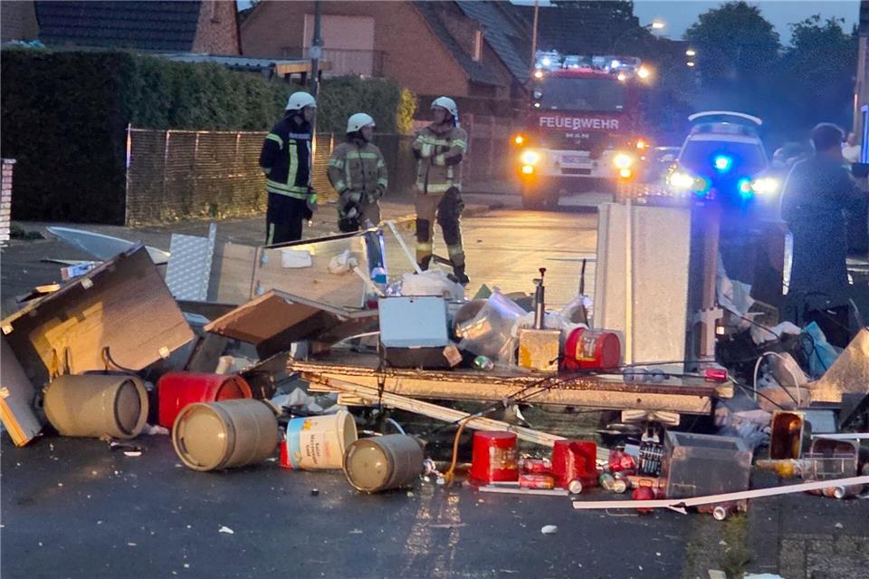 Die Reste eines völlig zerstörten Imbisswagens, der am frühen Morgen in Goch explodiert ist.Guido Schulmann/dpa