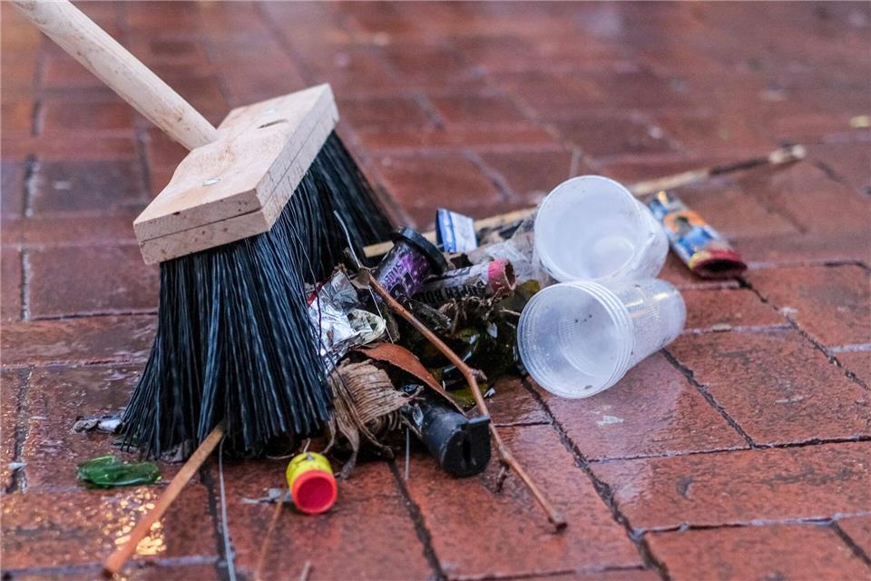 Die Reste vom Feste: Abgebrannte Feuerwerkskörper, Mehrschussbatterien und Böller gehören in den Restmüll.picture alliance/dpa