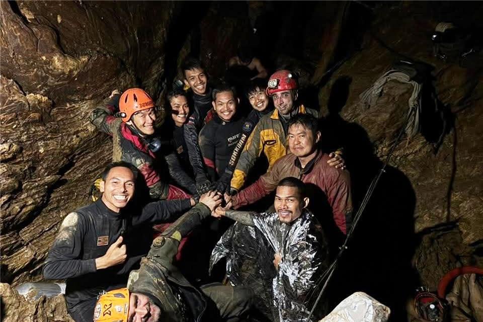 Die Retter hatten sich entschieden, wegen des gesunkenen Wasserstandes die Bergung zu wagen.-/Metta Tham Rescue Kalasin/AP/dpa