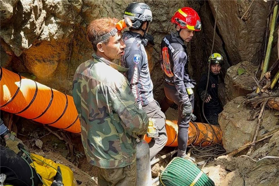 Die Retter müssen durch schmale Gänge kriechen. Uncredited/Metta Tham Rescue Kalasin/AP/dpa
