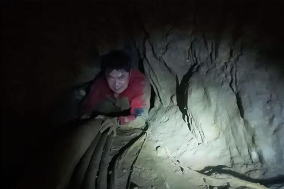 Die Retter mussten sich durch extrem enge Tunnel kämpfen.Uncredited/Benz Norrased Palasing Seascout Diving/AP/dpa