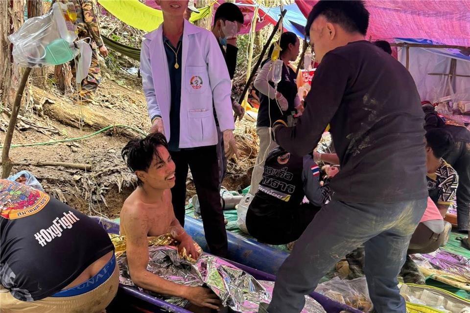 Die Rettung der Männer aus eigener Kraft gilt als Wunder.Uncredited/Association Of Volunteers For Lao People/AP/dpa