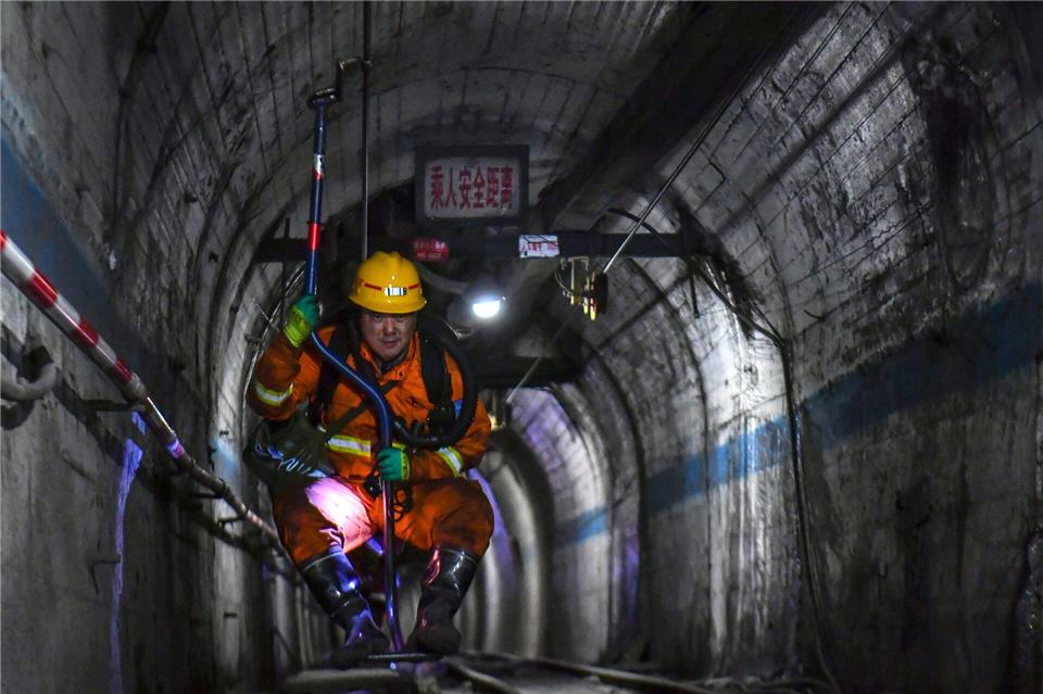 Die Rettungsarbeiten im Zuge von Chinas verheerendstem Minenunglück seit über 16 Jahren sind nach wie vor im Gange.Cao Yang/XinHua/dpa