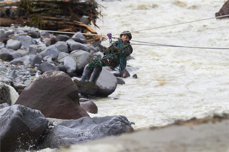Die Rettungsarbeiten kommen nur schleppend voran.Nazar Chaniago/AP/dpa