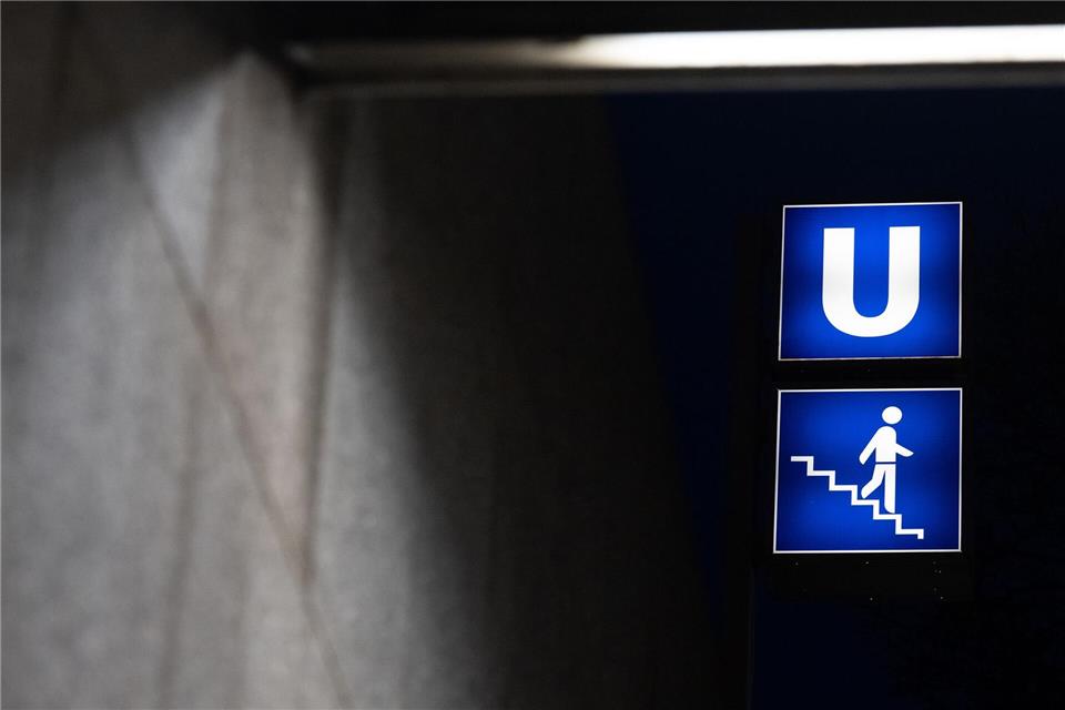 Die Rettungskräfte eilten zu dem Münchner U-Bahnhof. (Symbolbild)Sven Hoppe/dpa