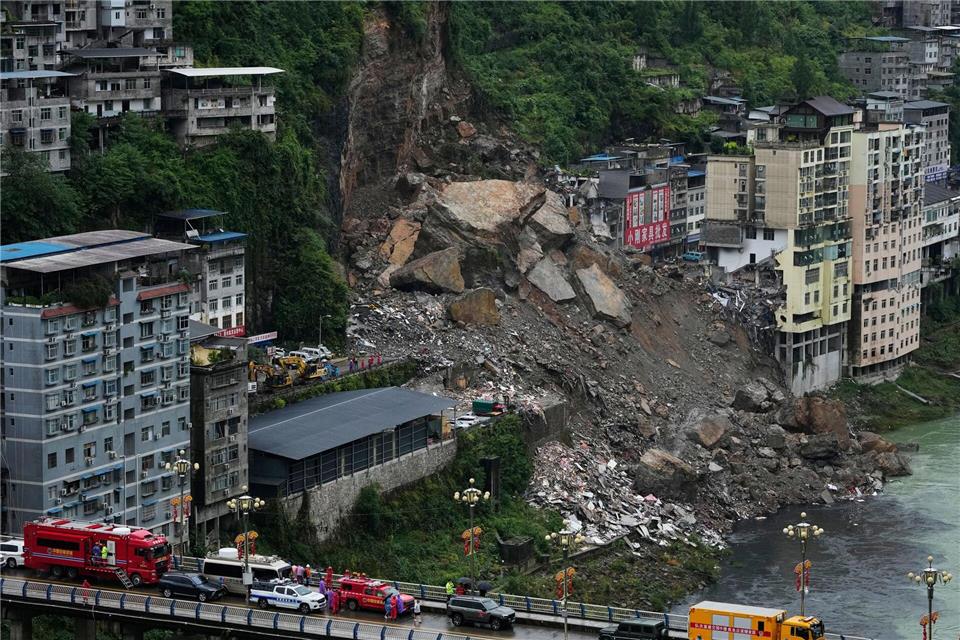 Die Rettungskräfte hatten zuletzt einen vermissten Kleinbus in den Trümmern entdeckt. (Archivbild) Andy Wong/AP/dpa