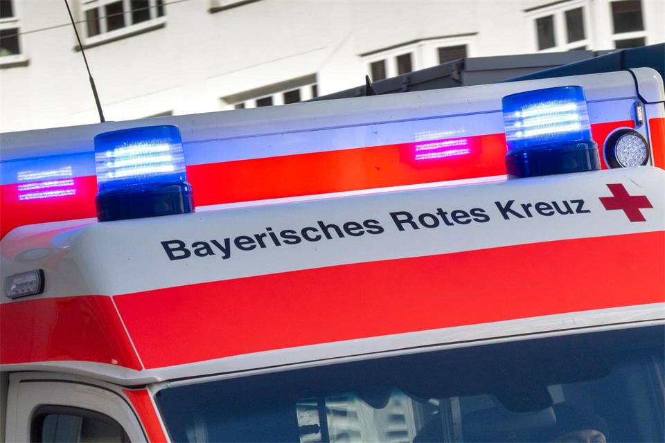 Die Rettungskräfte können nur noch den Tod der Frau feststellen. (Symbolbild)Peter Kneffel/dpa