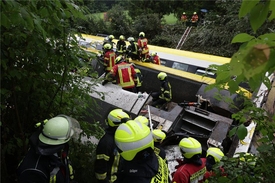 Die Rettungskräfte mussten die Verletzten aus dem Zug bergen. (Archivbild) Thomas Warnack/dpa