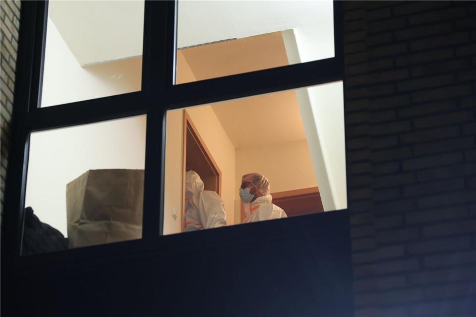 Die Rettungskräfte versuchten den 36-Jährigen zu reanimieren, er sei aber noch in der Wohnung gestorben. Georg Wendt/dpa