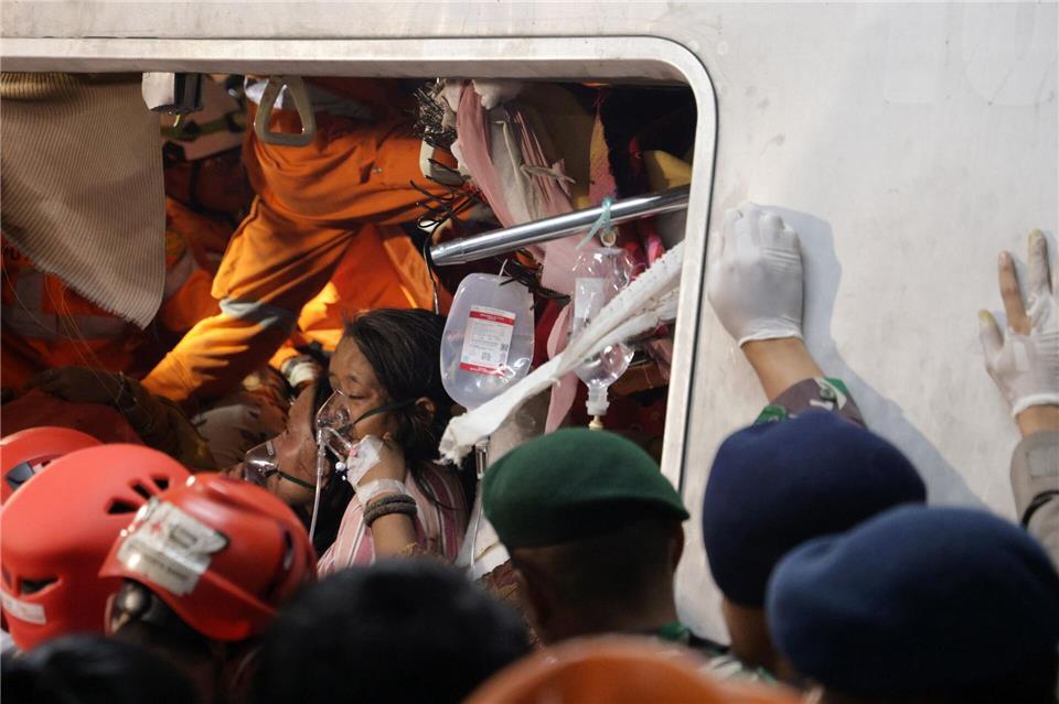 Die Rettungskräfte waren viele Stunden im Einsatz.B. Nugraha/XinHua/dpa