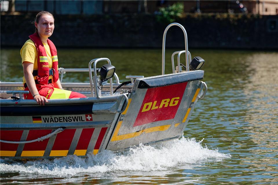 Die Rettungsschwimmer in Heidelberg teilen sich auf und beobachten das Geschehen am und im Wasser vom Land aus, versorgen Erste-Hilfe-Notfälle und fahren Streife über den Neckar.Uwe Anspach/dpa