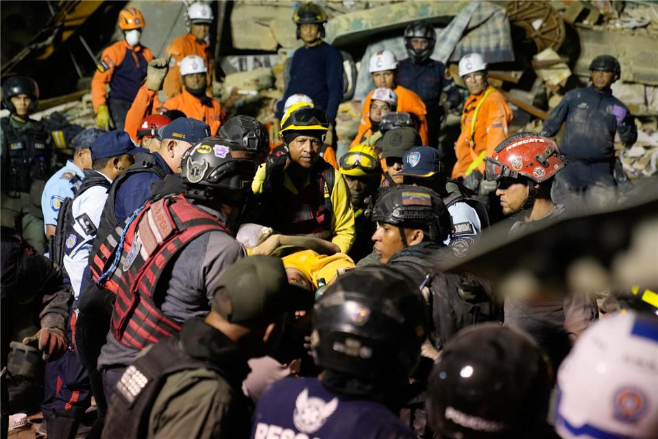 Die Rettungsteams geben die Hoffnung nicht auf. Ariana Cubillos/AP/dpa