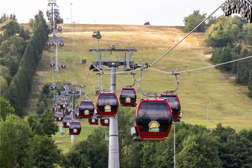 Skigebiete in Hessen rüsten für den Winterbetrieb auf  Die Revision der Seilbahnen in Willingen steht kurz bevor. (Archivbild)David Inderlied/dpa