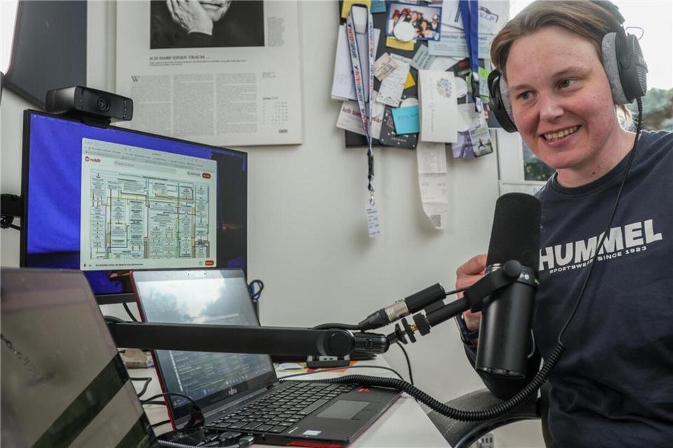 Die Rheder Ärztin Laura Dalhaus nimmt ihren Podcast in ihrem Arbeitszimmer auf.