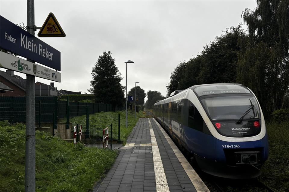 Die Rhein-Ruhr-Bahn fährt derzeit wegen Bauarbeiten auf der Strecke nach Essen nicht. Aber an dem Unternehmen und dem Bus-Ersatzverkehr gibt es aber grundsätzliche Kritik.