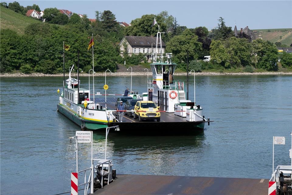 Historisches Amphibienfahrzeug fährt sich im Rhein fest Die Rheinfähre Kornsand in Nierstein. (Archivbild)Boris Roessler/dpa