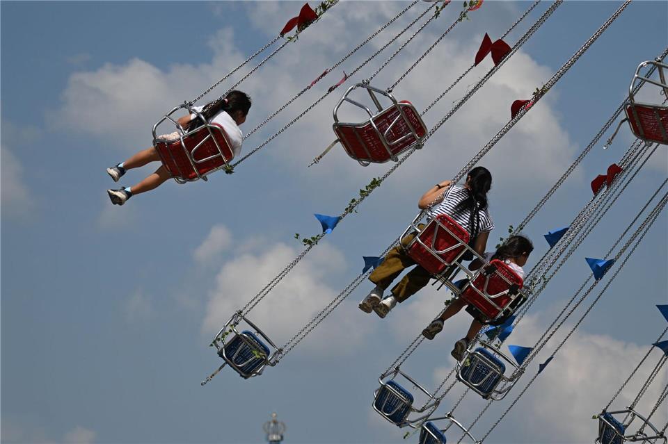 Die Rheinkirmes feiert mit Start in die Kirmessaison 125 Jahre Jubiläum auf der Rheinwiese. Federico Gambarini/dpa