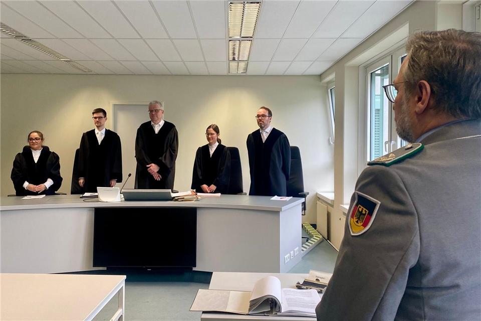 Die Richter des Verwaltungsgerichts und der Prozessvertreter der Bundeswehr vor Beginn der Verhandlung. Torsten Holtz/dpa