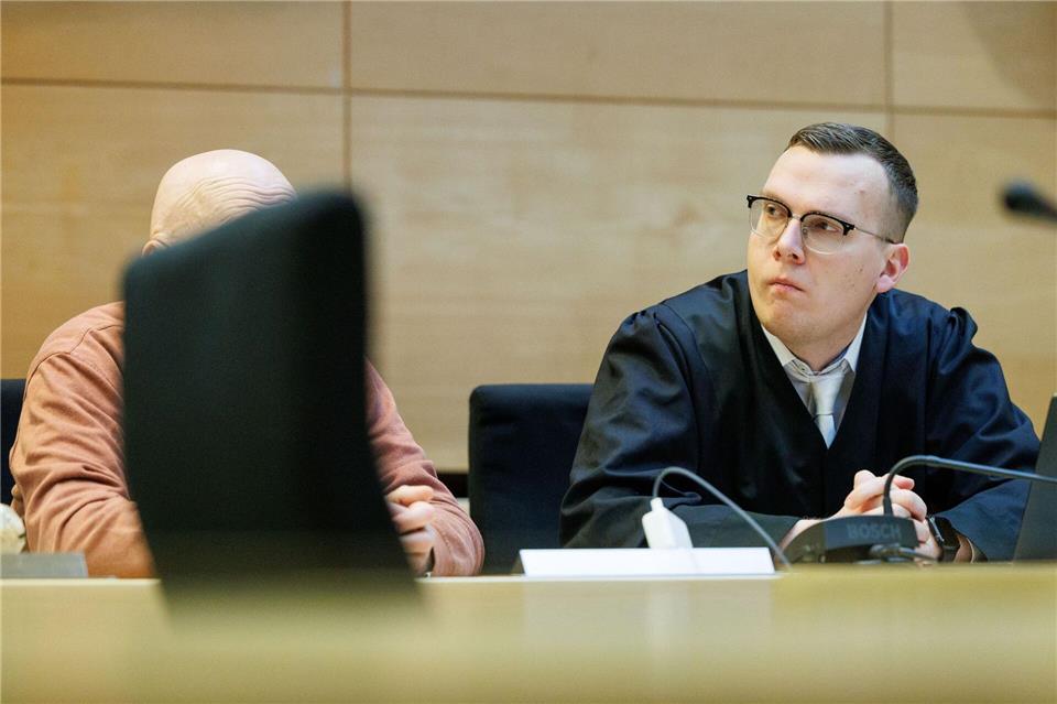 Die Richter sprachen den 62-Jährigen der besonders schweren räuberischen Erpressung schuldig. Neben ihm sitzt sein Verteidiger Daniel Wittmann. (Archivbild)Friso Gentsch/dpa