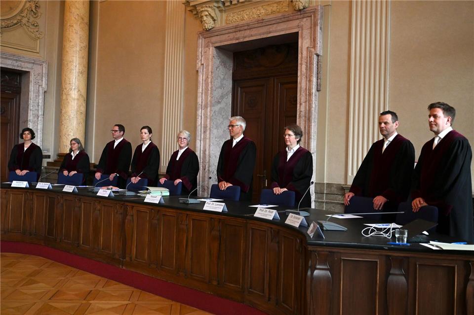 Die Richter stehen vor Beginn der Urteilsverkündung im Gerichtssaal.Michael Brandt/dpa