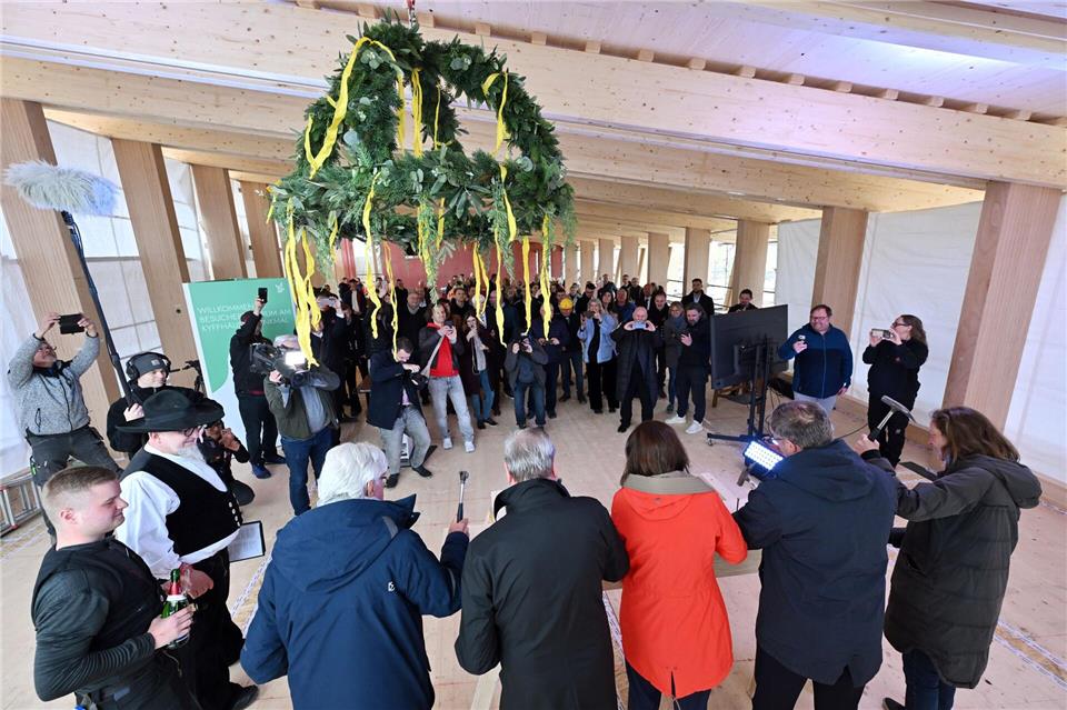 Die Richtkrone für das neue Besucherzentrum des Kyffhäuser-Denkmals und Gäste des Richtfestes.Martin Schutt/dpa