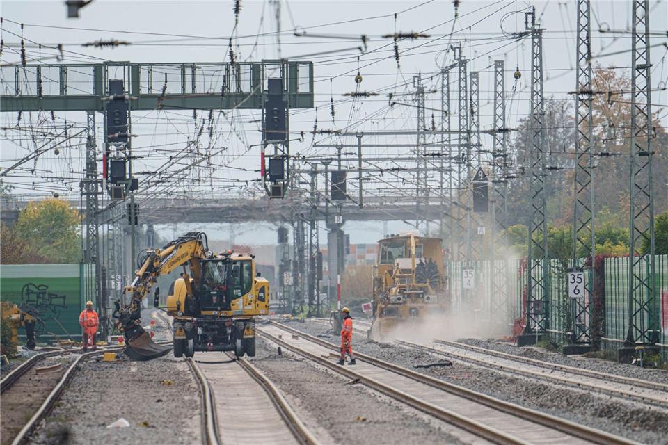 Die Riedbahn zwischen Frankfurt und Mannheim ist 2024 als eine der ersten stark belasteten Bahnstrecken in Deutschland aufwendig generalsaniert worden. (Archivbild)Andreas Arnold/dpa