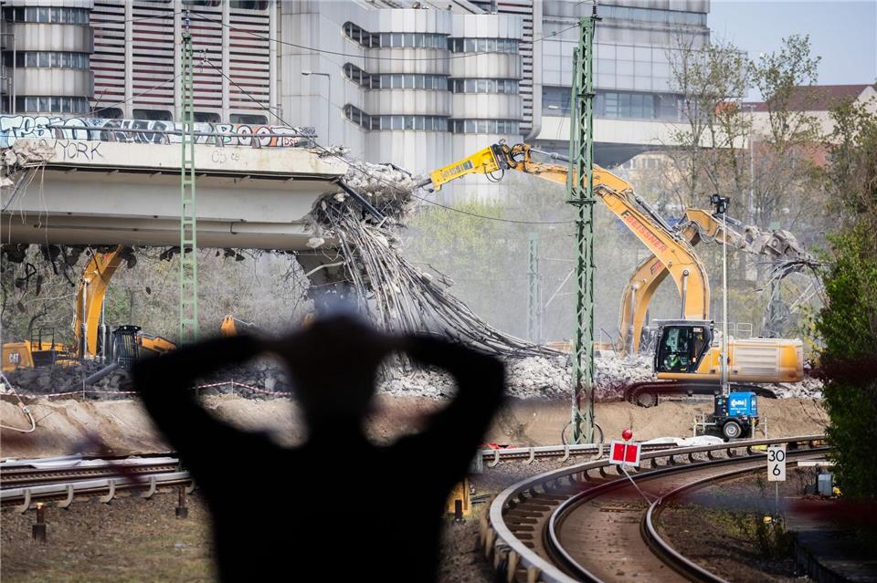 Die Ringbahnbrücke wurde im Frühjahr 2025 abgerissen. Die Arbeiten am Neubau laufen. (Archivbild)Christoph Soeder/dpa