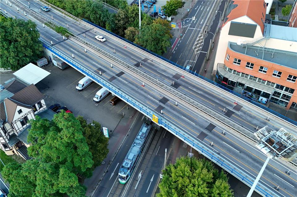 Die Ringbrücke über der Halberstädter Straße in Magdeburg wird abgerissen. (Archivbild)Peter Gercke/dpa