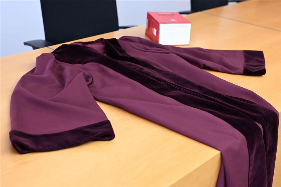 Die Robe zeichnet sich durch den tiefen Rot-Ton und den Samtbesatz an Ärmeln und Kragen aus. Uli Deck/dpa