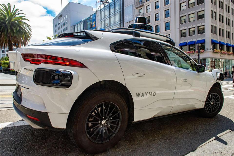 Die Robotaxis von Waymo gehören in San Francisco zum Stadtbild. (Archivbild)Andrej Sokolow/dpa
