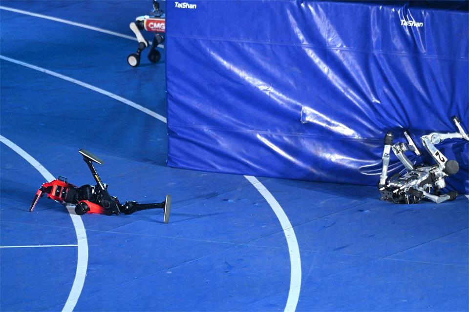 Die Roboter waren nach ihrem Lauf an einer Schutzwand abgeprallt. Johannes Neudecker/dpa