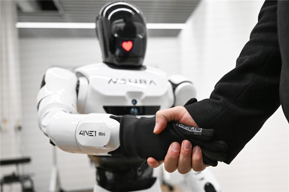 Die Roboterfirma Neura Robotics hat mehr als eine Milliarde US-Dollar eingesammelt. (Archivbild)Bernd Weißbrod/dpa
