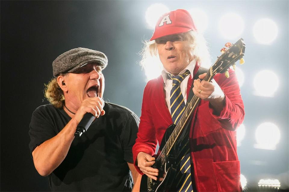 Die Rockband AC/DC wollte eigentlich ein Konzert in Toronto geben. Ein Sturm macht der Band einen Strich durch die Rechnung. (Symbolbild)Chris Pizzello/Invision/dpa