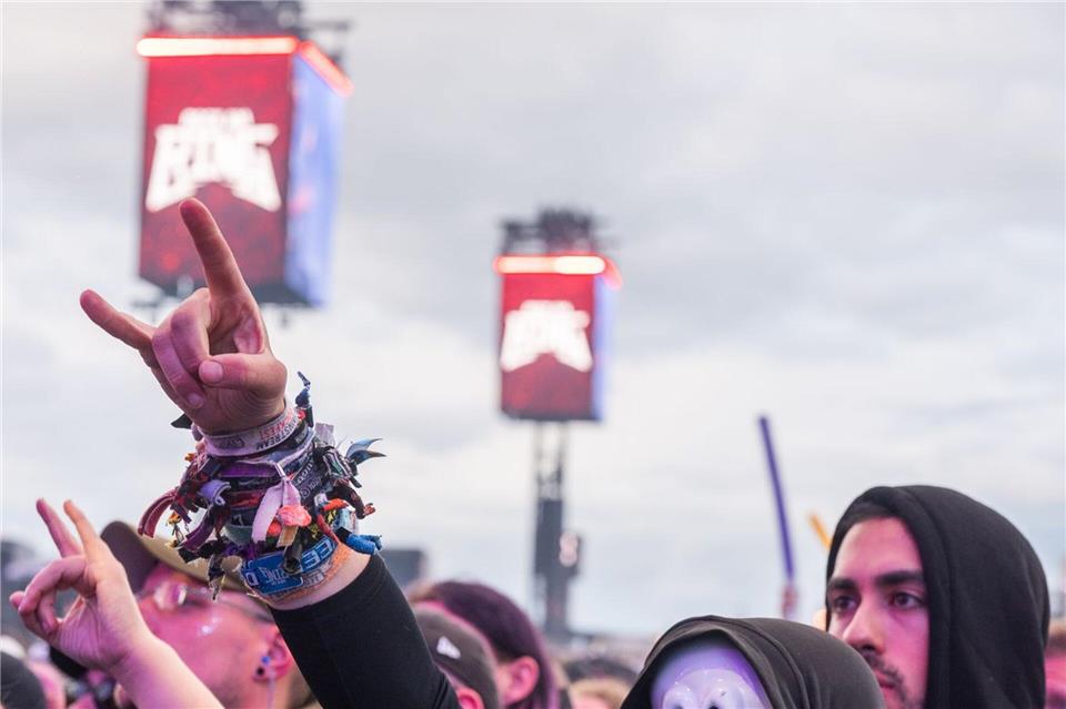Die Rockhand wird auch als Pommesgabel bezeichnet. Thomas Frey/dpa