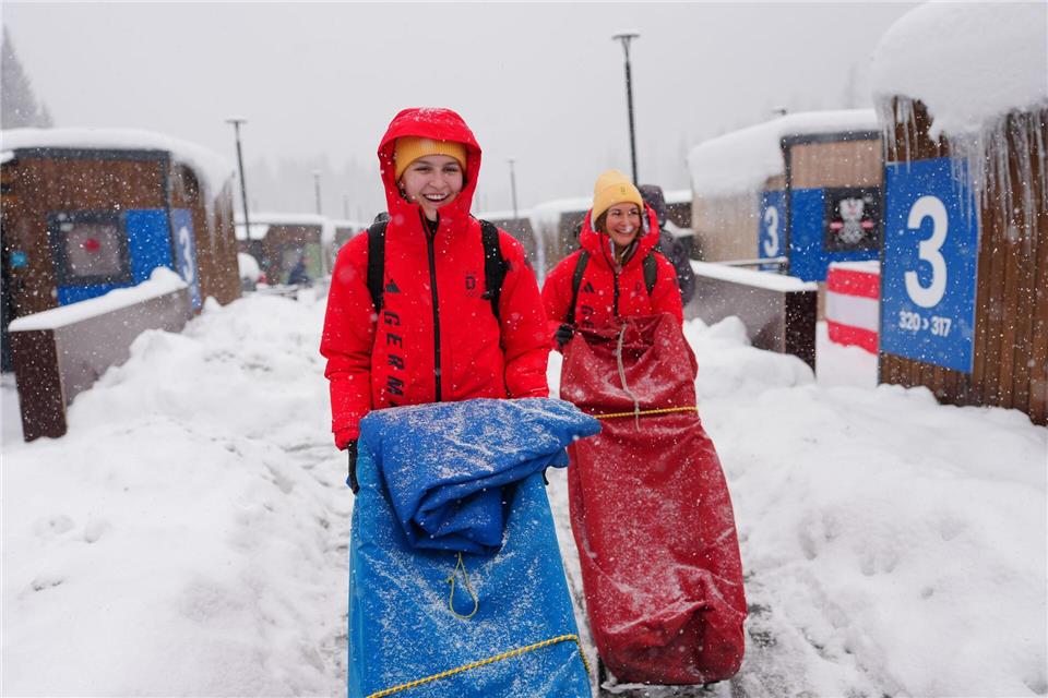 Die Rodlerinnen Julia Taubitz (r) und Merle Fräbel gehören zu den deutschen Medaillenkandidaten.Michael Kappeler/dpa