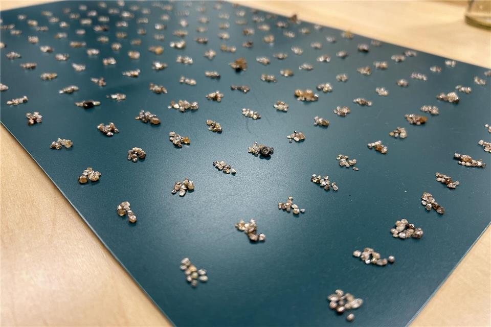 Die Rohdiamanten wurden bei der Einreise entdeckt. (Handout)-/Zollfahndungsamt Frankfurt am Main/dpa