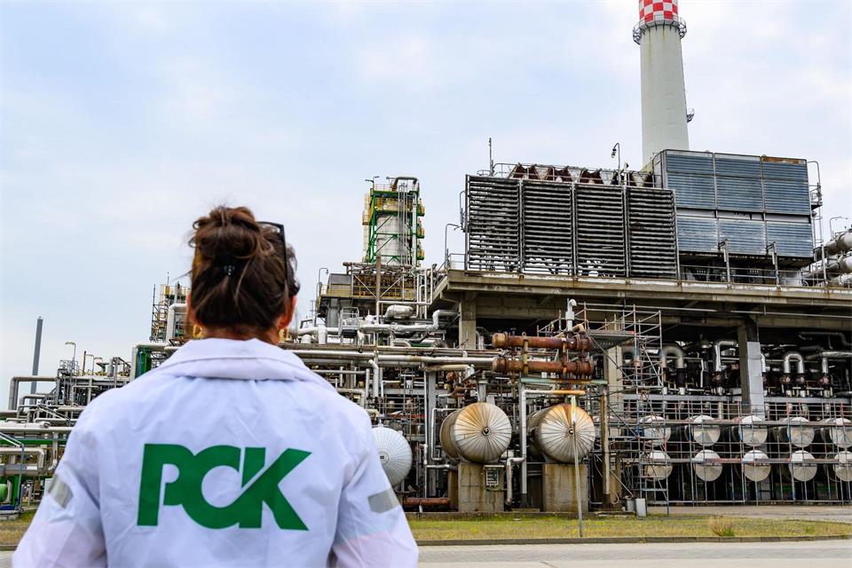 Die Rohölversorgung für die Raffinerie PCK in Schwedt ist nach Angaben der Staatskanzlei in Potsdam gesichert. (Archivbild) Patrick Pleul/dpa