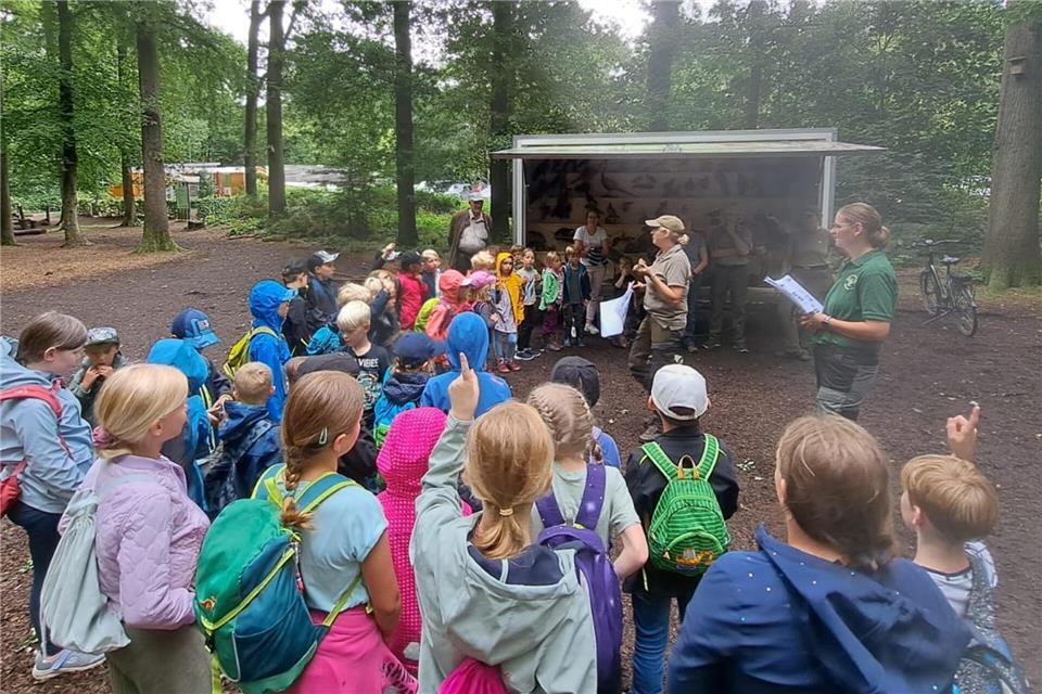 Rekener Familienzentrum mit neuen Veranstaltungen nach der Sommerpause Die „Rollende Waldschule“ des Hegerings macht an der Waldkapelle Station (Symbolbild aus Raesfeld).