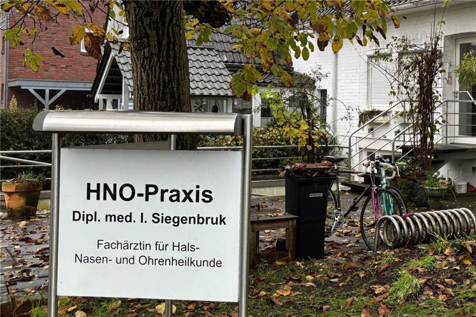 Kein Hals-, Nasen- und Ohrenarzt mehr in Rhede Die Rollläden der HNO-Praxis von Isolde Siegenbruk an der Schützenstraße in Rhede bleiben unten, ein Zettel informiert die Patienten.