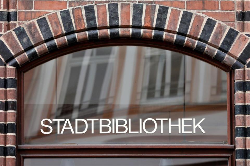 Die Rostocker Stadtbibliothek soll verstärkt zum Ort der Begegnung werden. (Archivbild)picture alliance / Bernd Wüstneck/dpa