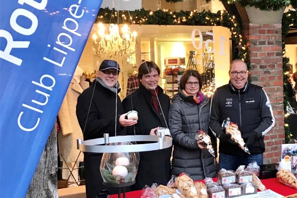 Die Rotarier Ingo Bülow, Paul Borgardts, Ulrike Ridder und Bernd Romanski präsentieren Schmalz, Schwarzbrot und Weihnachtsgebäck.