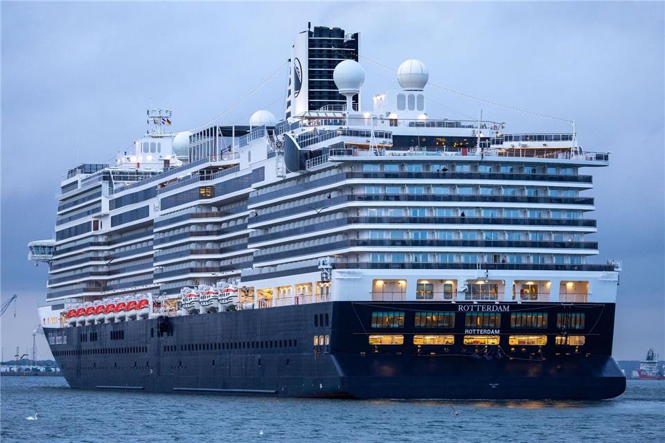 Die Rotterdam läuft in Warnemünde ein. Die Gäste konnten Tagesausflüge unternehmen.Jens Büttner/dpa