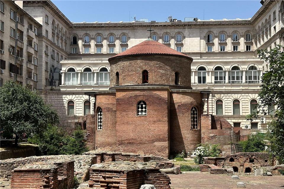 Die Rotunde des Heiligen Georg ist eine frühchristliche Kirche aus dem 4. Jahrhundert und liegt im Innenhof zwischen dem Hotel Sofia Balkan Palace und dem Präsidentensitz.Silvia Stammer/dpa-tmn