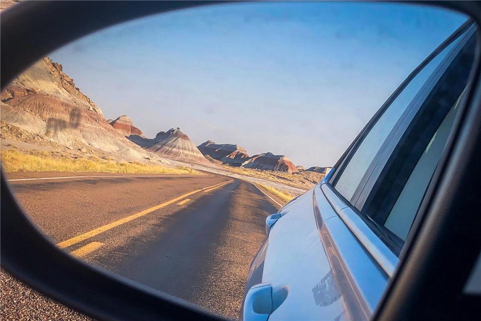 Die Route 66 führt auch durch einsame Landstriche wie das Wüstengebiet Painted Desert in Arizona - das berühmt ist für seine Gipfel, die durch verschiedene Gesteinsschichten wie bemalt wirken.Ralf Johnen/dpa-tmn