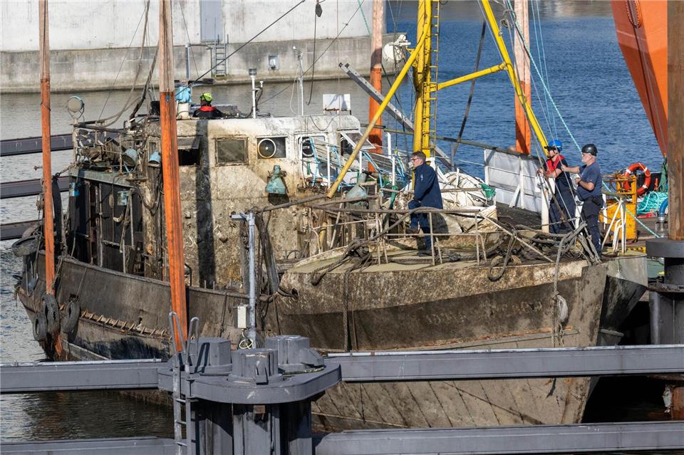 Gesunkener Fischkutter bei Stralsund geborgen und an Land Die „Rudolf Virchow“ war an der Kaikante des Dänholms, einer Insel zwischen Stralsund und Rügen, gesunken.Stefan Sauer/dpa
