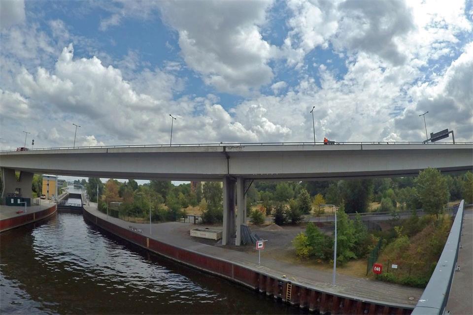 Die Rudolf-Wissell-Brücke ist die längste Straßenbrücke Berlins. (Archivbild)Paul Zinken/dpa