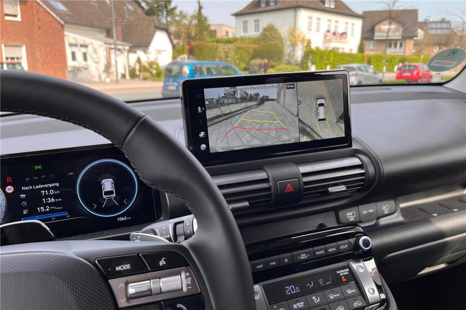 Die Rückfahrkamera überzeugt durch gestochen scharfe Bildqualität und präzise Entfernungsanzeige.