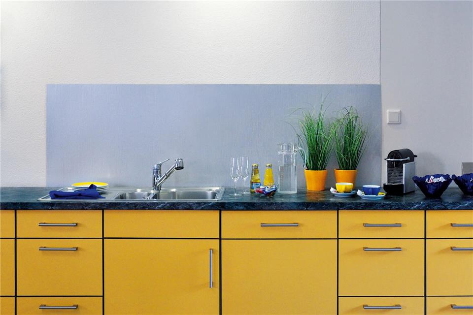 Die Rückwand einfach umgestaltet - zum Beispiel mit einer selbstklebenden Designplatte.alfer aluminium/DIY Academy/dpa-tmn